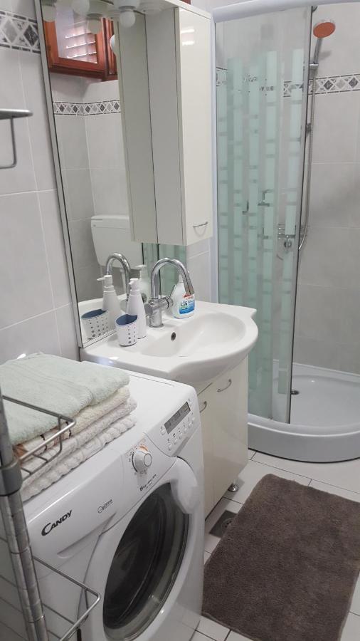 Vera Apartment Kampor Buitenkant foto