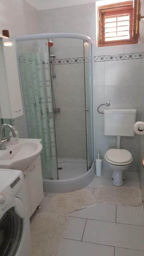 Vera Apartment Kampor Buitenkant foto
